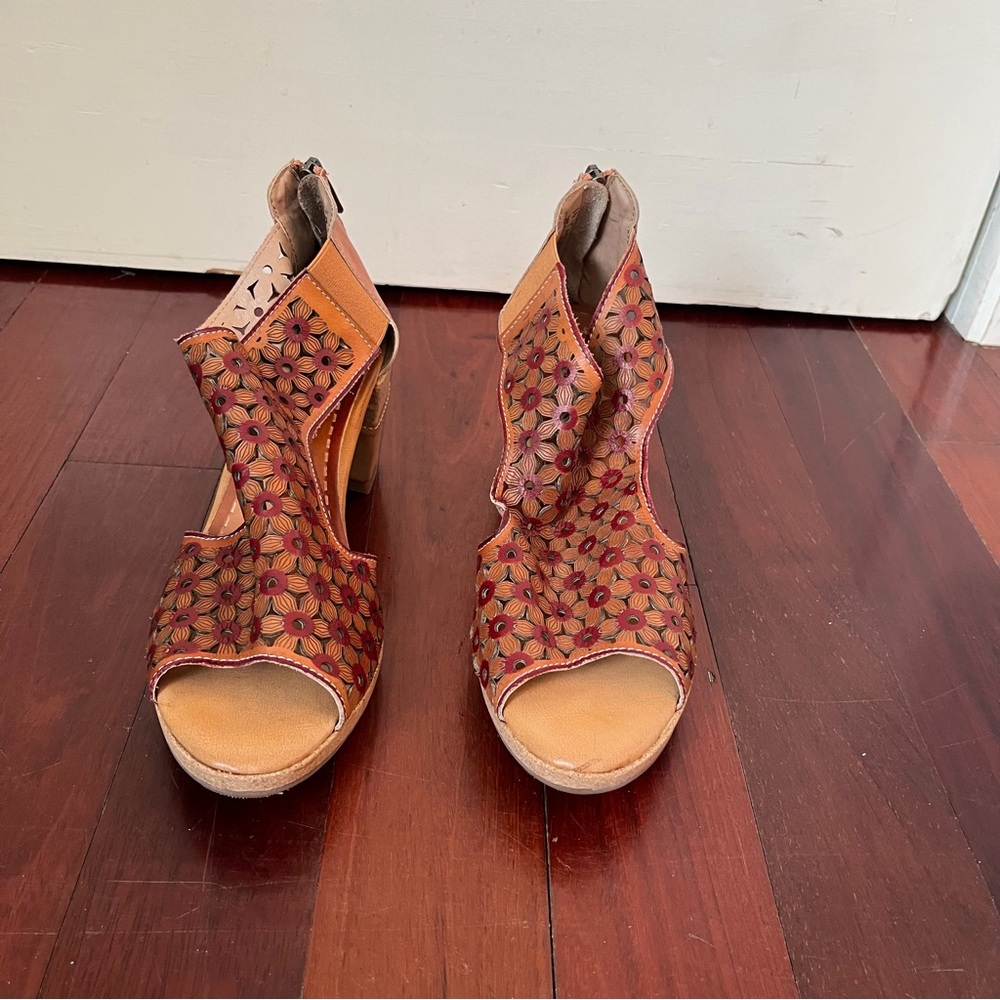 L’artiste by Spring Step Hibiskus Heeled Sandal EU 41 US 9.5 Tan Floral Leather - Picture 2 of 14